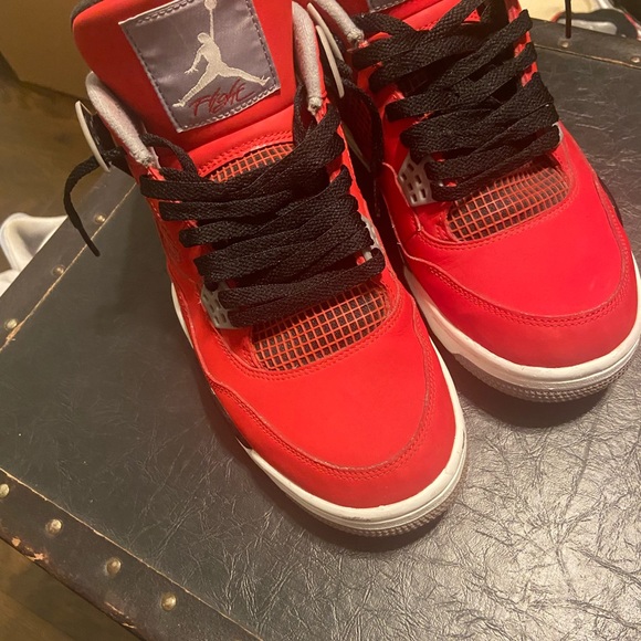 Jordan 4 toro bravo
